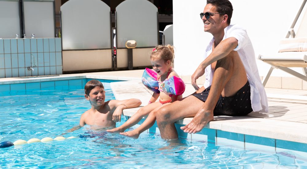 Una famiglia si rilassa a bordo piscina.